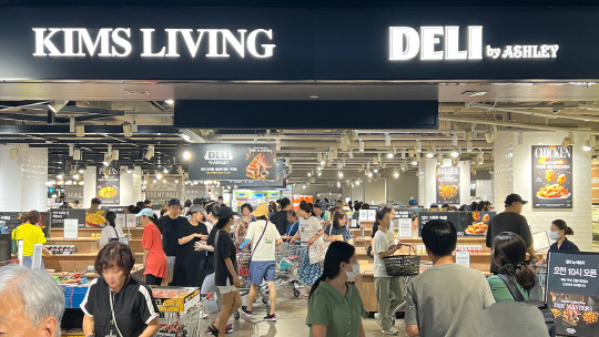 '델리 바이 애슐리' 강남점에서 고객들이 델리를 구매하고 있다. 이랜드킴스클럽 제공